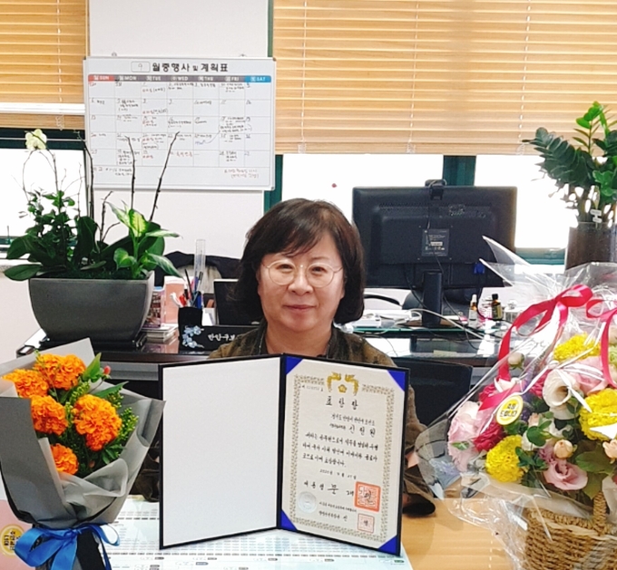 제13회 치매극복의 날 유공자 시상식에서 신정원 만안구보건소장이 치매극복에 기여한 공로로 대통령상을 받았다.