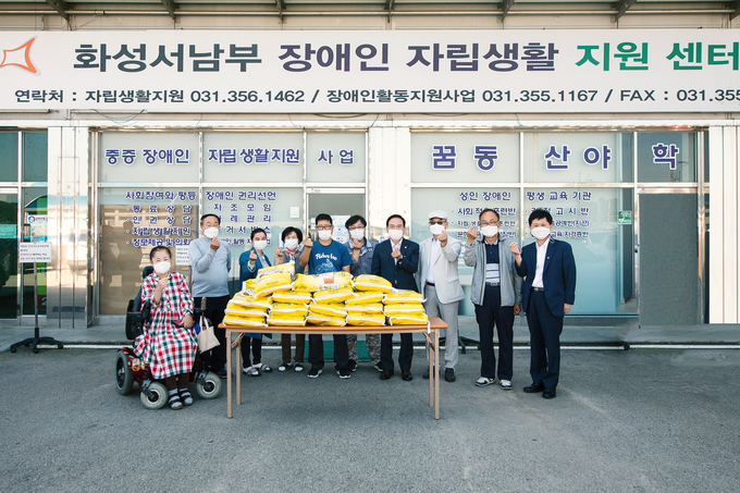 화성시의회 원유민의장 , 추석 명절을 앞두고 , 화성 서납부 장애인 시설을 찾아 격려 하는 모습