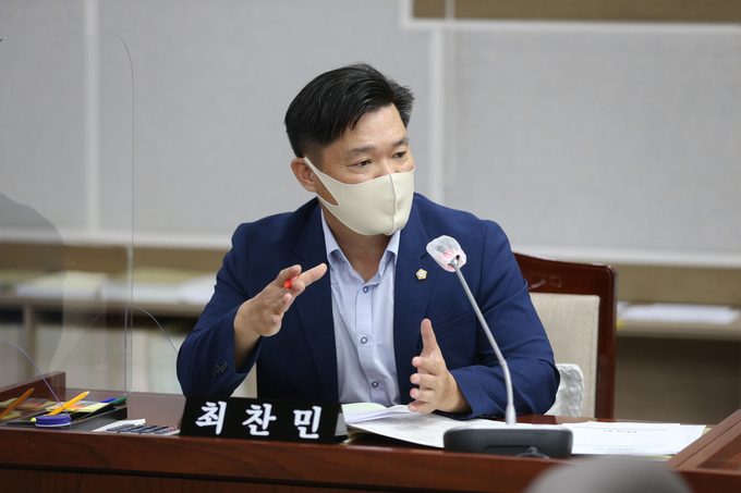 수원시의회 최찬민의원, 수원시 청년 기본 조례 전부개정조례안 대표발의 모습