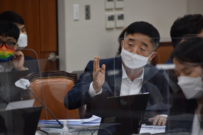 강득구의원 국정감사에서 질의사진