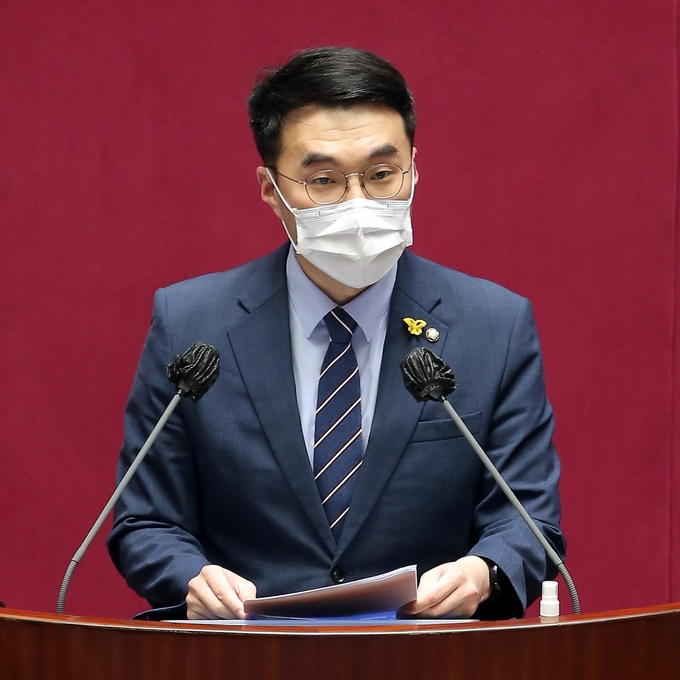 김남국 의원 본회의장 법안 설명 모습