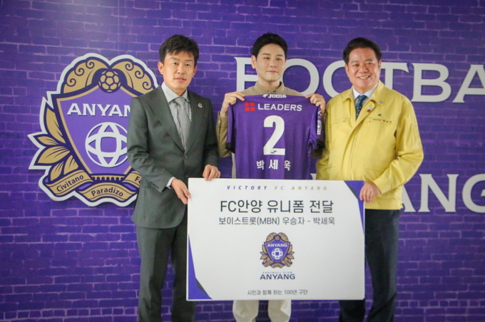 박세욱 FC안양 방문 ,“구단 적극 홍보하고 응원하겠다” 다짐 . 우측 최대호안양시장 모습