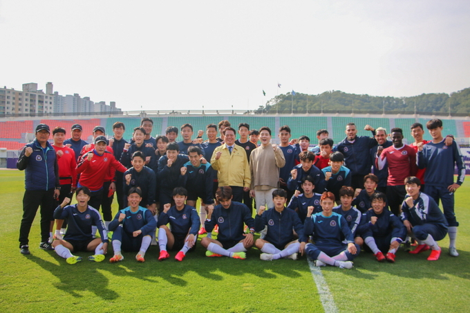 박세욱 FC안양 방문해 선수단과 함께 하는 모습