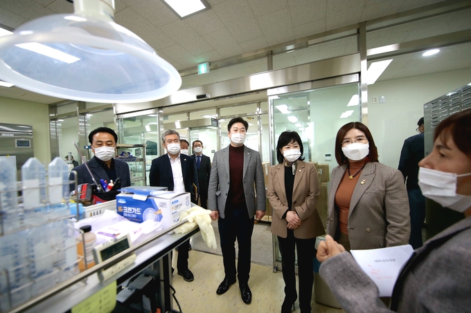 화성시의회 , 경제환경위원회 현장방문해 관계자로부터 설명을 듣고 있는 모습