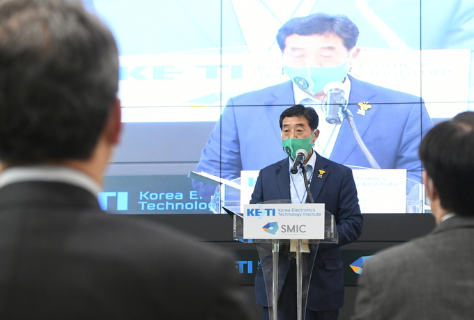 윤화섭 시장 “스마트 그린산단 성공적인 추진으로 한국형 뉴딜의 선도모델 되겠다” 고 , 설명하고 있다.