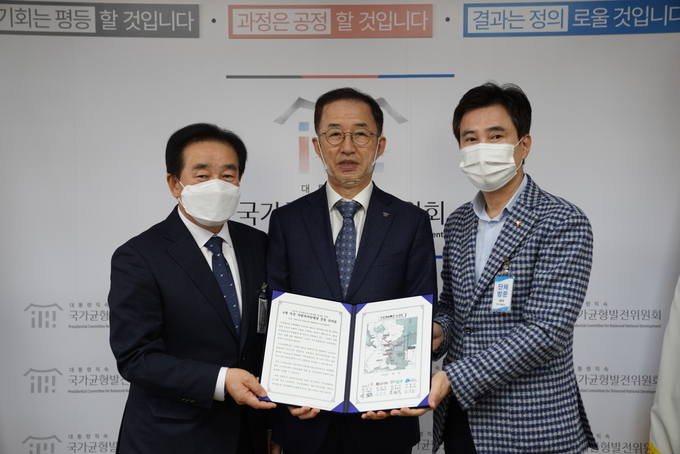 수도권 내륙선의 제4차 국가 철도망 구축계획 촉구 공동건의문을 , 전달하고 있는 , 우측 서철모화성시장 모습