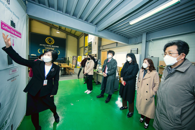 화성시의회 교육복지위 의원들은 , 6일, 화성시 어르신 일자리 창출 사업기관인 ‘화성시커피복합문화센터’와 커피‘화’작업장을 방문해 관계자로부터 설명을 듣고 있는 모습