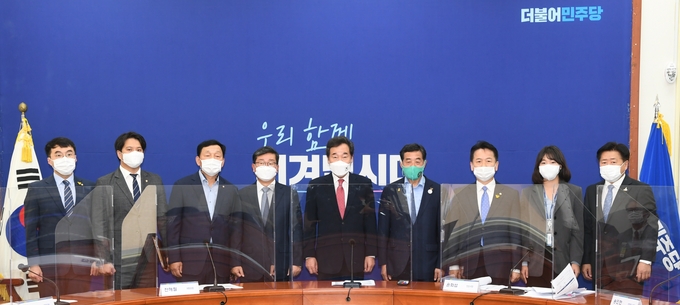 윤화섭 시장, ‘예방적 수용시설’ 법안 도입 적극 환영(윤화섭 시장이 10월12일 국회 민주당 대표실에서 열린 '성폭력 피해예방 간담회'에서 기념촬영을 하고 있는 모습.