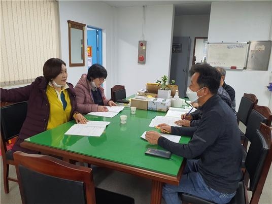 이채명. 정덕남시의원 평촌공동구 방문해 ,24시간 근무체계로 공동구 직원들의 근무여건과 관련하여 애로사항 및 건의사항도 청취하는 모습