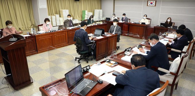 수원시의회 복지안전위원회, 구청 소관업무 행정사무감사 모습