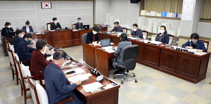 수원시의회 기획경제위원회, 구청 행정사무감사 모습