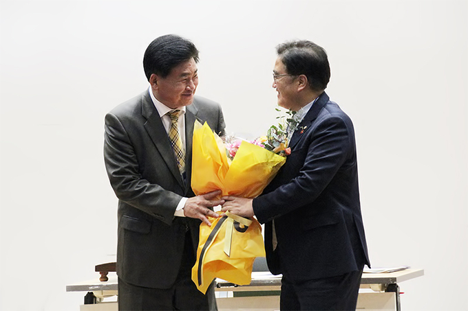 민평련 정기총회에서 제6대 대표로 취임 하는 소병훈국회의원 . 민평련은 "경제민주화와 평화통일을 위한 국민연대 " 줄임말