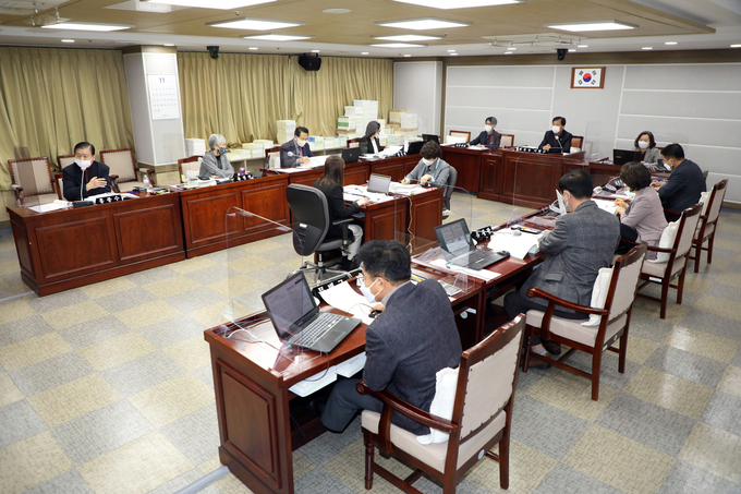 수원시의회 도시환경위원회, 도시정책실 소관업무 행정사무감사 모습