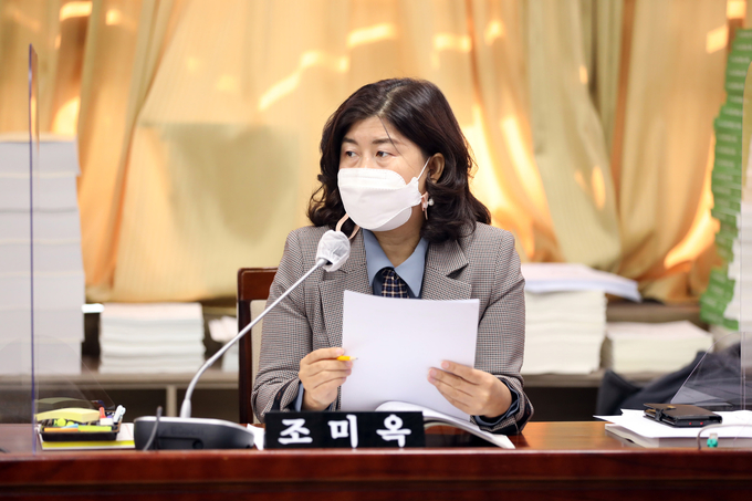 수원시의회 복지안전위원회 조미옥 의원, 행정사무감사 중 지역현안 꼼꼼히 챙기는 모습