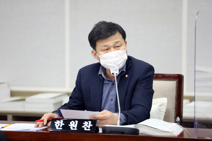 수원시의회 한원찬 의원, 모자건 조례안 대표발의 하는 모습