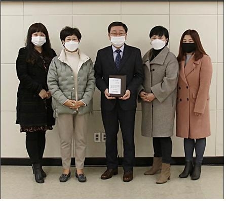 교육발전과 교육환경 개선에 기여한 공로를 인정받아 감사패를 받고 있는 , 이호건시의원모습