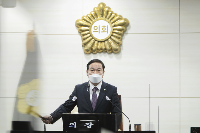 제198회 제2차 정례회 폐회를 선언하는 화성시의회 원유민 의장이 의사봉을 두드리고 있는 모습