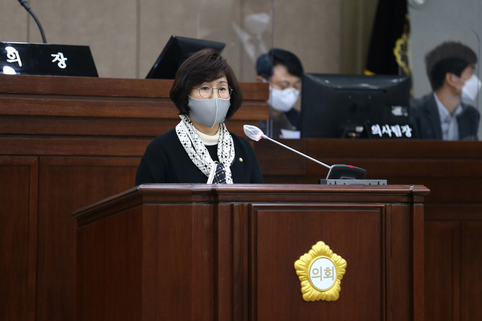 수원시의회 이혜련 의원, 본회의에서 화서역 꽃뫼 먹거리촌 주차장 건립 계획 축소 변경 문제에 대한 5분 자유 발언 모습