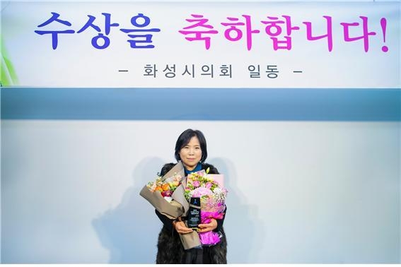 제3회 내 삶을 바꾸는 생활정책대상 기초의원 부문 대상을 수상 한 박연숙 의원모습