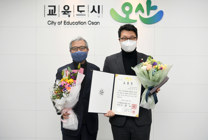 장인수 의장(오른쪽)이 ‘민주평화통일 자문회의 의장(대통령) 표창’을 수상했다, 좌측 곽상욱오산시장 모습