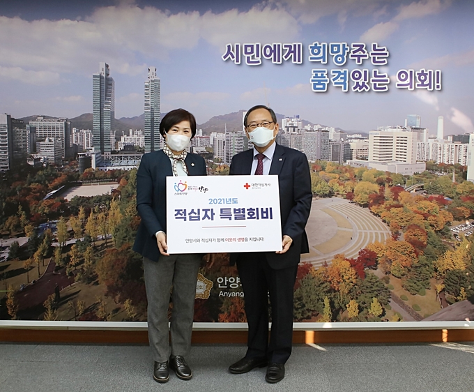 안양시의회 최병일부의장 적십자 특별회비 전달 모습