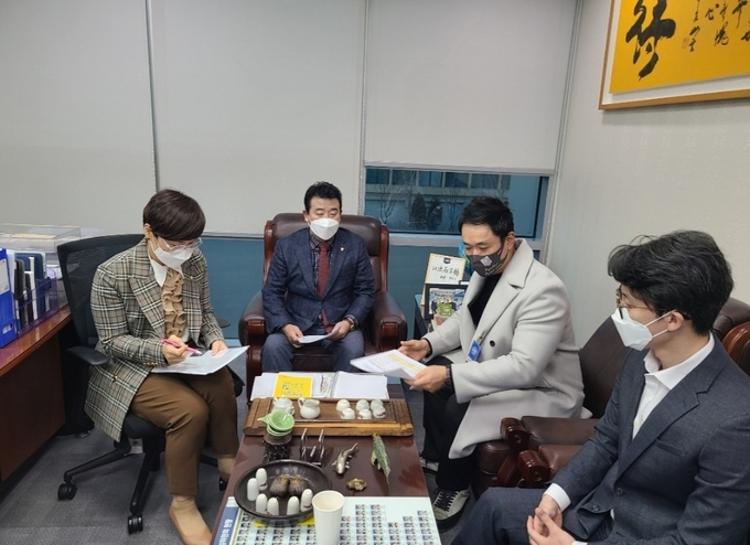 임오경의원 , 실내체육시설 현장 종사자들과 6일 국회에서 긴급 간담회 가진 모습