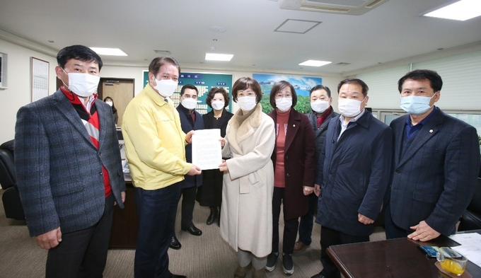 건설사가 낸 제안서의 전면재검토를 촉구하는 공람의견서를 최대호시장에게 직접 전달하고 문제점을 제시 하고 있는 , 국민의 힘 의원 모습