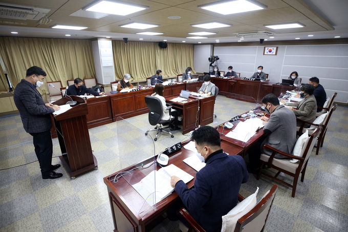 수원시의회 도시환경위원회 소관부서 2020년도 행정사무감사 시정 및 처리요구사항 추진계획 청취 하고 있는 모습