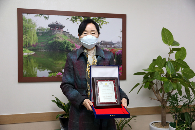 수원시의회 이미경 위원장, 2020 대한민국 지방의회의원 의정대상 수상 모습