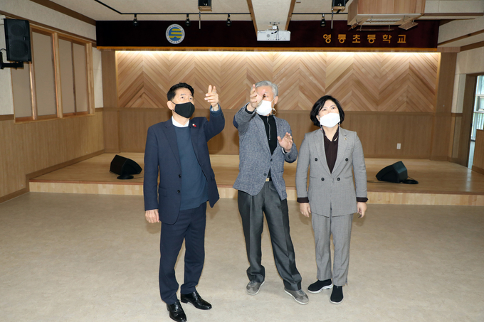 기정 부의장, 경기도의회 이애형 의원, 영통초등학교 조홍규 교장이 함께했으며 시청각실 방문에 앞서 교육환경 현안과 개선 방안에 대한 논의