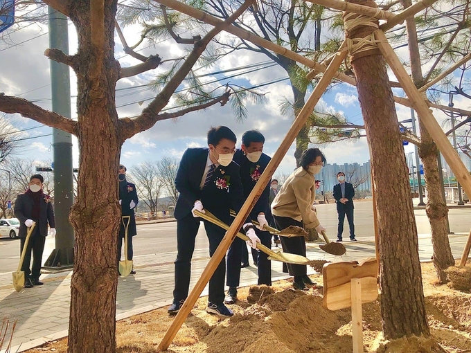 안산 고잔동 행정복지센터 참석해 기념 식수를 하고 있는 , 김남국의원 , 윤화섭안산시장 , 박은경 안산시의회 의장 모습