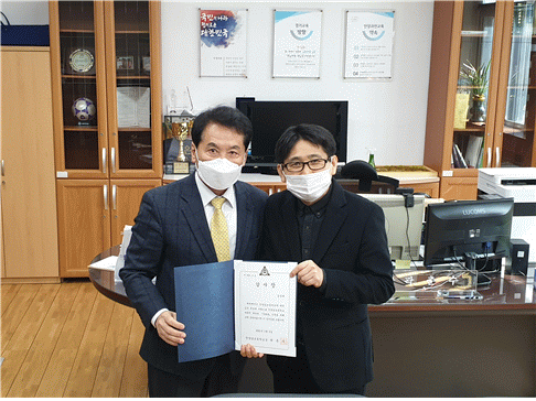 안양남초등학교 체육관 준공식에서 다목적체육관 신축을 위한 예산 확보에 노력한 공로를 인정 받아 감사패를 받고 있는 , 음경택시의원 모습