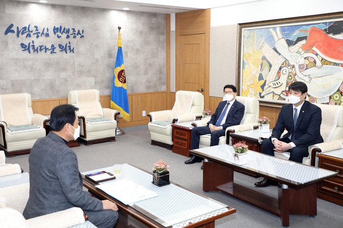 경기도 공공기관 이전 관련 경기도의회 의장 면담 모습 , 우측 장석환의장