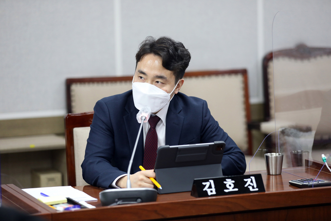 필수노동자가 안심하고 일할 수 있는 환경 위한 대표발의 한 수원시의회 김호진 의원 , 상임위 활동 사진