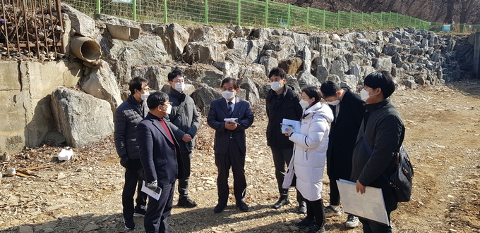 안양시의회 도시건설위원회 최우규 의원은 23일 수암천 ,산책로 연결공사 실시설계용역 착수보고회에 참석