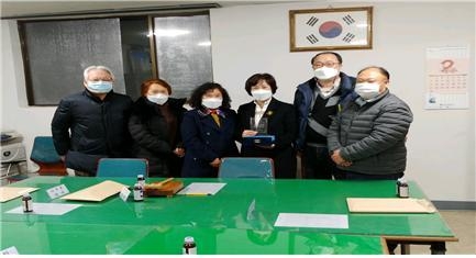 안양시의회 김필여의원 , 지역 현안문제를 원활히 해결하는 등 주민의 삶과 환경에 크게 기여한 공로를 인정 받아 동대표로부터 감사패를 받았다.