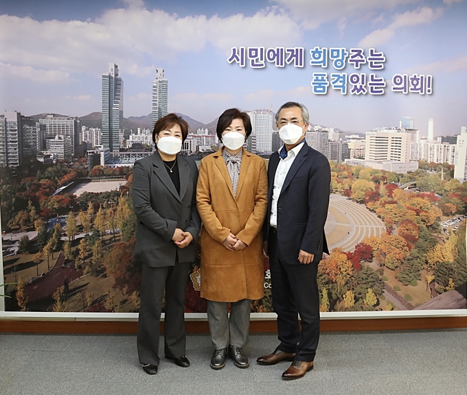안양시의회 부의장실에서 (사)안양시아파트입주자대표회의연합회와 간담회 후 기념 사진 , 가운데 최병일부의장 모습