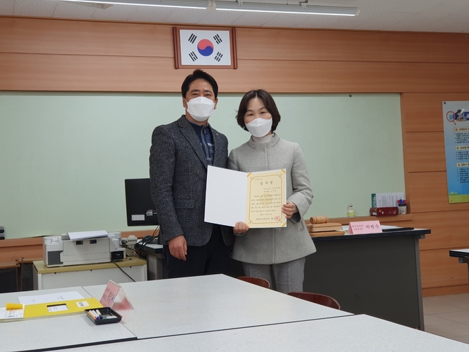 안양시의회 이은희 의원 감사장 받는 모습