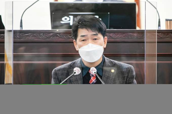 배정수 의원, 대표발의 “화성시 공동주택 경비원 등 근로자의 인권보호 및 증진에 관한 조례안”발의하는 모습