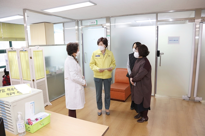 백신 예방접종을 시작한 가운데, 안양시의회(부의장 최병일)는 만안구보건소를 방문하여 참관 하는 모습