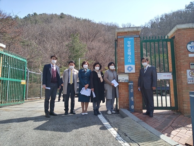 창박골배수지 저수조 세척작업 현장을 방문한 안양시의회 도시건설위원회 의원들 (사진=안양시의회)