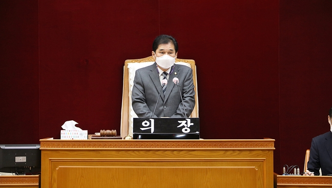 제266회 임시회에서 안양시의회 의장에 선출된 , 최우규의장이 의사 진행을 하고 있다.