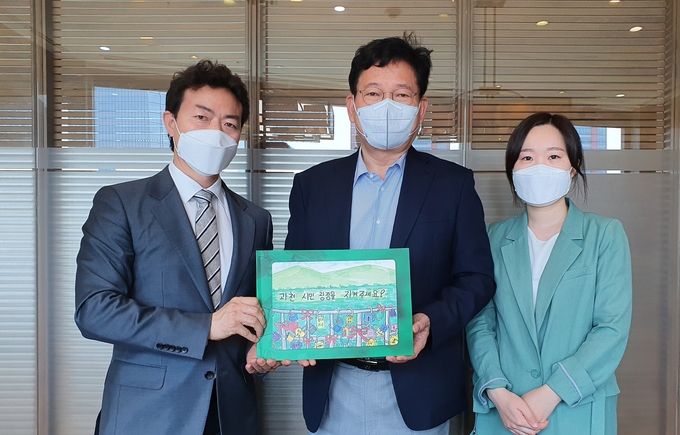 김종천 과천시장, 더불어민주당 송영길 대표 만나“청사 유휴지 활용방안 숙고해 달라” 과천청사 주택공급 문제 해결에 협조 요청 모습