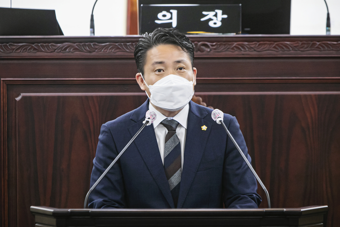 제 203회 정례회에서 , 임채덕의원 5분 자유발언을 통해, 세기의 기증 ‘이건희 걸렉션’ 화성 품으로 올수 있도록 집행부에서 힘써 줄것을 요구 하고 있는 모습