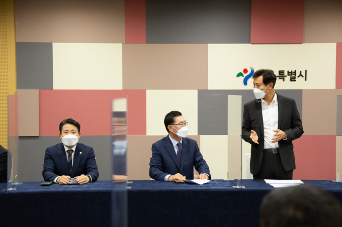 간담회 자리에서, 화성에서 서울로 진입하는 광역버스 증차 광역교통문제 답변 하고 있는 , 오세훈서울시장 모습