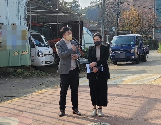 시민들의 민원이 있으면 어디든 달려가 민원 해결에 앞장서고 있는 , 최청환(좌측)의원이 현장에서 민원인의 의견을 청취를 하고 있는 모습 