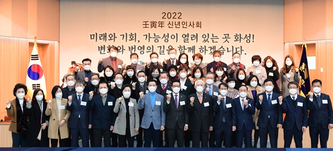 화성상공회의소 임인년 신년인사회를 마친후 , 지역정치인 ,기업인 , 상공회의소 관계자 기념사진 (가운데, 송옥주국회의원, 서철모시장, 박성권회장 모습)