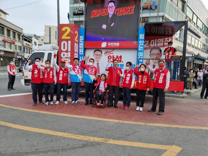 이영찬 안성시장 후보, 국민의힘 시.도 후보들과 원팀 출정식 후 승리 다짐 모습