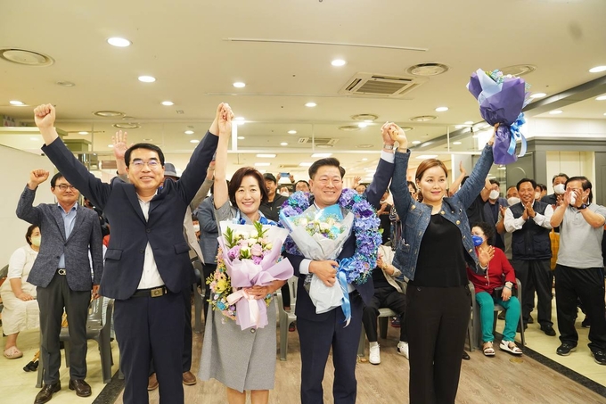 박승원광명시장 당선인 , 지지자들로부터 꽃다발을 받아 들고 기뻐하는 모습 양쪽 양기대 , 임오경국회의원 함께 