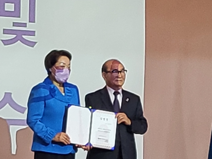 동아방송 박근출대표이사로 부터 임명장 받는 장면